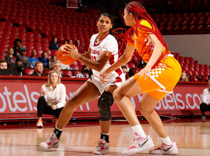 021722_WBB_WadeWarrenKh_Tennessee_RS6996